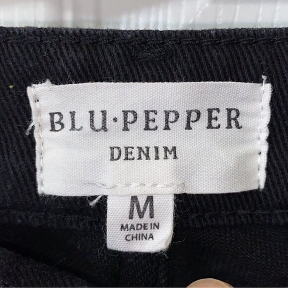 Blu-Pepper Black Capri Length Jeans(Size M) - Picture 4 of 5